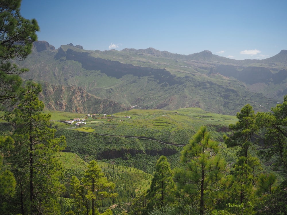 The plateau of Acusa Verde as seen from west on the hike to Alta Vista in front of a massive mountain range